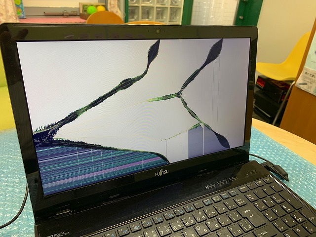 ノートパソコンの画面が割れてしまった
